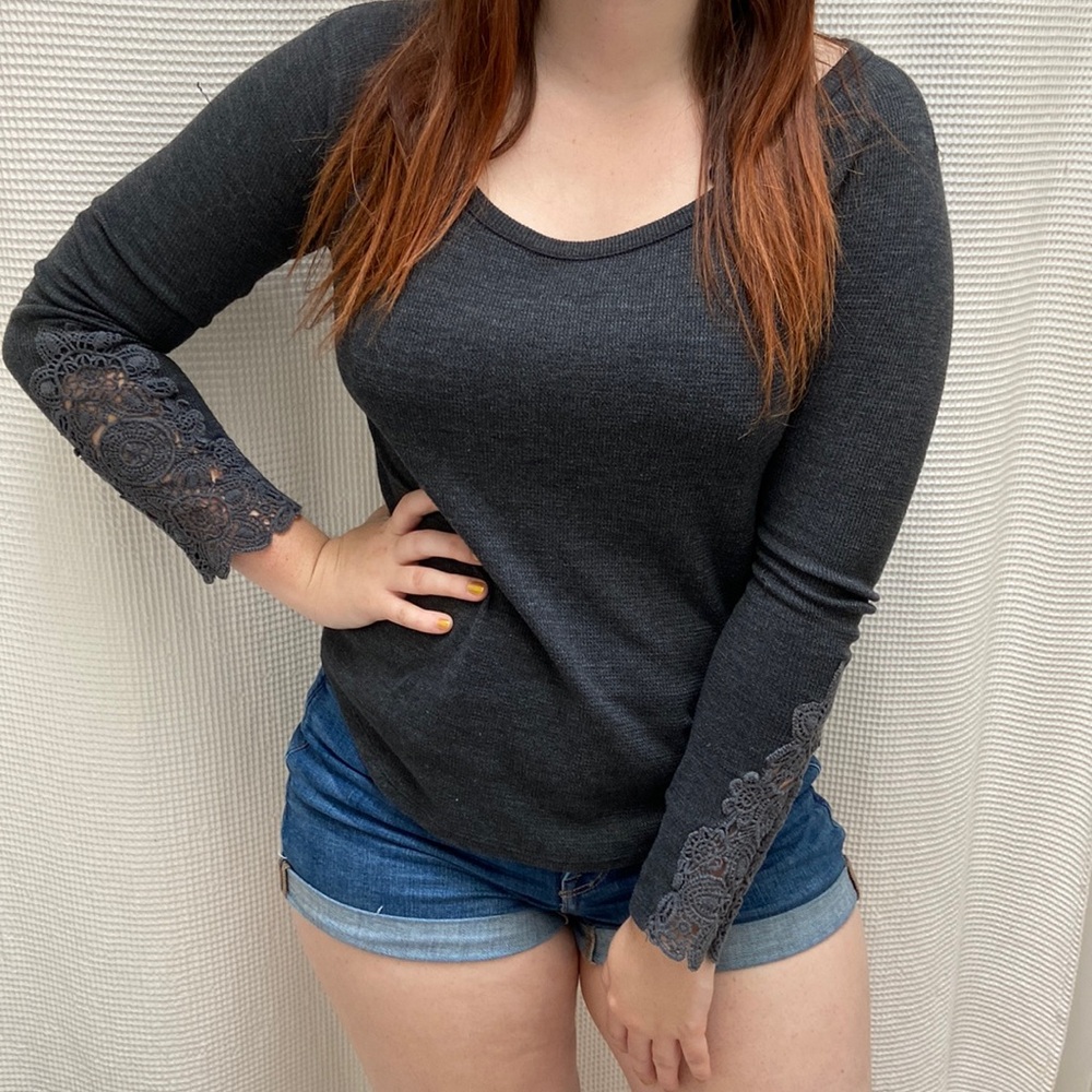Women’s American Eagle Outfitters scoop-neck and lace sleeve grey sweater. Sz XS